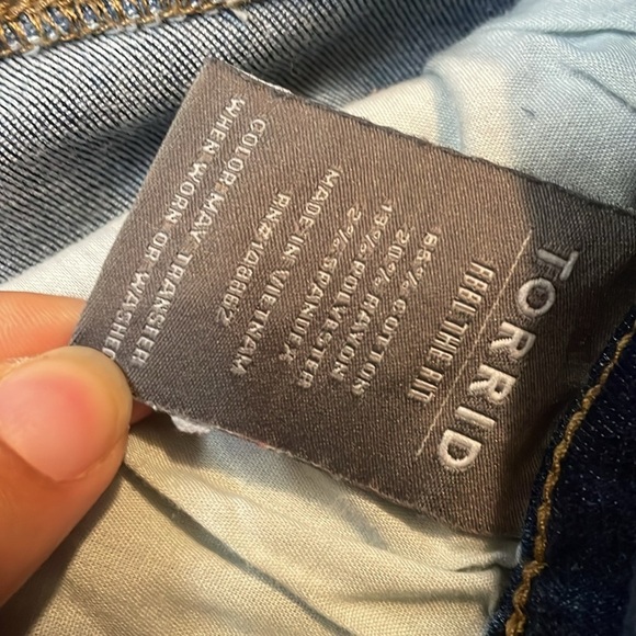 Torrid Dark Wash Feel The Fit Super Soft Distressed Stretch Jegging Size 18XS - Picture 5 of 7